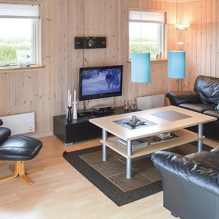 Three-bedroom Holiday In بيت للعطل