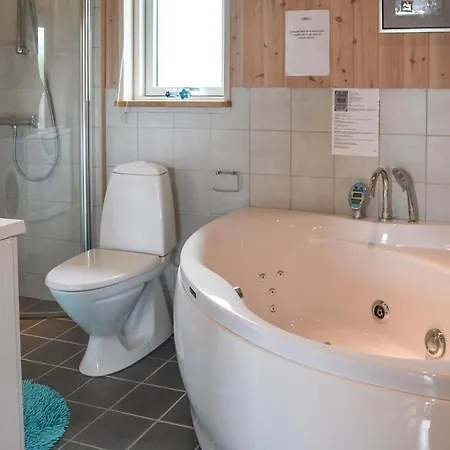 Three-bedroom Holiday In بيت للعطل ليمفج