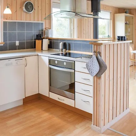 Three-bedroom Holiday In * ليمفج