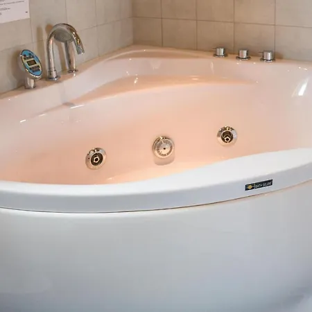 Three-bedroom Holiday In بيت للعطل